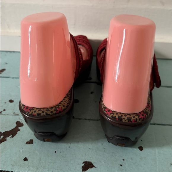 Jambu Size US 8 Sports Design Touring Wedge Red Nubuck w/ Flower Trim Heel 2.5” - Picture 6 of 15